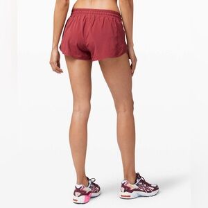 Women's Lululemon Hotty Hot Low Rise 2.5” Inseam Chianti Athletic Shorts Size 2